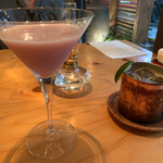 路地裏のShiki - 桃のフルーツカクテル（ノンアルコール）と焙じ茶モスコミュール（ノンアルコール）