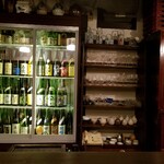 酒盃 - 秋田の日本酒たち。右にちょろっと写っているのがこのお店のシンボルとなっている年代物の食器棚。