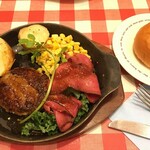 ラケル - ハンバーグとローストビーフ＋ラケルパン。