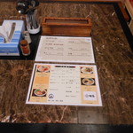 櫻島 - 奥のテーブル席　ラーメンと焼酎メニュー