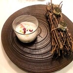 Installation Table ENSO L'asymetrie du calme - 海苔サンド。イチジクと生ハムマリネミルクスープ添え