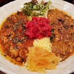 SPICY CURRY 魯珈 - 限定濃厚担々珈喱＆限定辛口ムール貝とオリーブとほうれん草のトマトマサラ