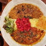 SPICY CURRY 魯珈 - 限定濃厚担々珈喱＆限定辛口ムール貝とオリーブとほうれん草のトマトマサラ