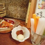 丸榮 - お通しの野菜スティックと豆腐