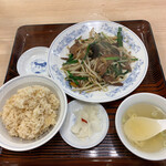 ぎょうざの満洲 - レバニラ炒め餃子セット¥800（玄米を選択）