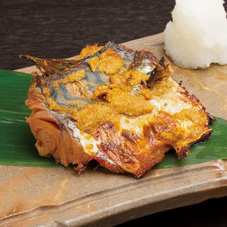 北陸直送的新鮮魚類，除了豪邁的海鮮燒烤外，還有“へしこ”可供享用◎