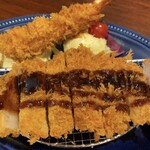 とんかつ kitchen かもめ亭 - ソースをかけました♪