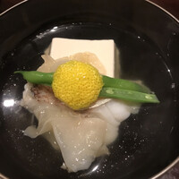 御料理 辻 - 昼のお品書き９６８０円。椀物。甘鯛、胡麻豆腐、白木耳のお椀です。澄んだお出汁は昆布の旨味の加減良く、具材の味を堪能できます（╹◡╹）（╹◡╹）