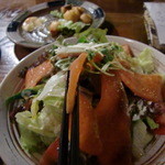 曼陀羅屋BAGUS - 分厚いｽﾓｰｸｻｰﾓﾝのｻﾗﾀﾞ(肉厚確認の絵)