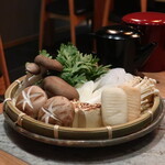 Sukiyaki Matsukiya - 大黒本しめじ、椎茸、焼き豆腐、丁字麩、白ネギ、えのき、しらたき、春菊