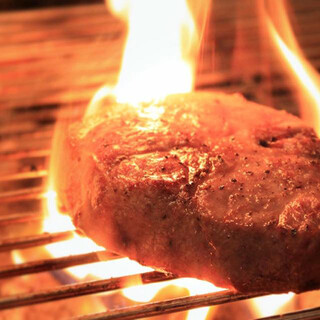 使用富士山的熔岩石烤制精选的肉!绝品料理♪