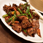 盤古殿 秋葉原UDX店 - 北京ダック肉骨と唐辛子四川風味炒め（税込１，０００円）２０２０年１０月