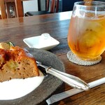 喫茶　キヴィス - ケーキには苺ジャムと生クリームが添えられています