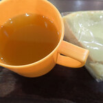 cafe 2438 - 安納芋のタルト　タルト部分は歯ごたえがよくて、中のフィリングのところは安納芋、豆乳、チーズのあわさったので、甘さひかえ目、ほくほくして酸味もあって、コクも感じるミャ