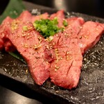 焼肉ホルモン多喜万 - 厚切り塩タン(1,290円×2人前)