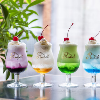 懐かしのクリームソーダやカクテル、ワインなどドリンクも充実