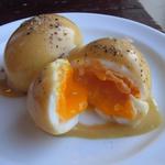 ビーボ デイリースタンド - 割った後の「ウフマヨ」：舌にまとわりつかない、程よい半熟加減！