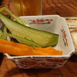 伊達酒場 強太朗 - お通しの新鮮野菜(カブ、胡瓜、人参)