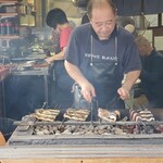 田代 - 焼いてる最中のうなぎを直接触って掴んで確認（( ￣▽￣)ｽｹﾞｪｪｪ）