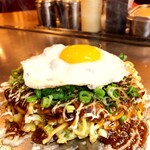 Okonomiyaki Zenigata - 豚モダン+α(油かす刻みネギ目玉焼きをトッピング)