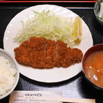 Tonkatsu Maruichi - ボキが注文したのは、ロースかつ定食1200円。
                        (ご飯・豚汁・お新香付)