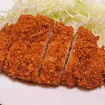 Tonkatsu Maruichi - 揚げ立ての衣と豚肉のとってもいい匂いがします。
      衣にはレモンをたっぷりかけていただきま～す。