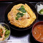 Tonkatsu Maruichi - ちびつぬは、かつ丼1200円。
                        (サラダ・豚汁・お新香付)