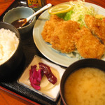 Tajima - ヒレカツ定食　中濃ソースのほかに味噌だれも付いてきました。この味噌だれ、母が絶賛！950円