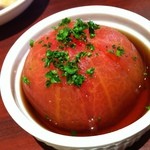冷たい真っ赤な丸ごと出汁トマト