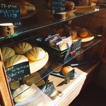 アーニャ - 内観。