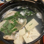 お肴ダイニング 樹楽 - ハマグリ、松茸入り湯豆腐