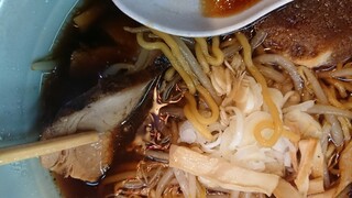 Sakaemachifujiyashokudou - 恵庭ブラック。
                        ラーメンチャーシューをメインに写したはずが失敗w