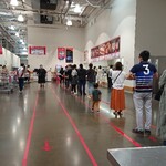 COSTCO - 11時になると、お客さんが並んでいます、平日だよ、今日は・・・。