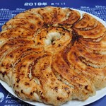 Teu Chi Ra Men Chinrai - 冷凍生餃子を自宅で頂きましたが、表面はもっちり、 焼き目はサックリとしていて、お店と変わらない美味しい餃子を再現できました。