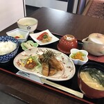 一汁三菜カフェ 縁の糸 - たくさんのお惣菜がのります