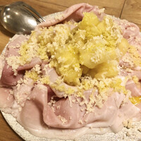 セミーナ - プロシュートコット、りんご、山わさび。最高！シェフのスペシャリテとのことでしたが、納得。煮詰めたりんごの凝縮された甘味と酸味を、上品なプロシュートコットが柔らかく包み込んで、山わさびが時折引き締め。