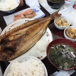 食事処 魚屋の台所 - パパの「ホッケ」。どうです？大きいでしょう！