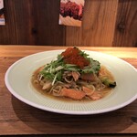 イタリアン カフェ ダイニング FUZZY - 10月のおすすめパスタ、スモークサーモンと彩野菜の和風パスタ　イクラ添え