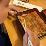 うな明 - 食べ方は左下から右へと