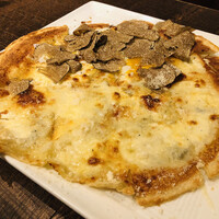 Focacceria la Brianza - フォカッチャ・ディ・レッコ　トリュフ卵とクアトロフォルマッジのハーフ