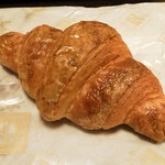 BOULANGERIE LA TERRE - クロワッサン（147円）