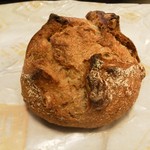 BOULANGERIE LA TERRE - くるみ入りぶどう酵母のパン（189円）