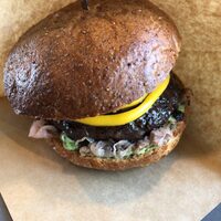 マルタ - 元料理人の食猟師が獲った夏鹿を使ったハンバーガー