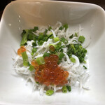居喰処 光 - 2020/10/02
      日替り 豚生姜焼定食 500円
      小鉢 釜揚げシラスとイクラ
      ✳︎マグロ赤身 サービス