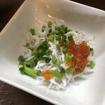 居喰処 光 - 2020/10/02
      日替り 豚生姜焼定食 500円
      小鉢 釜揚げシラスとイクラ
      ✳︎マグロ赤身 サービス