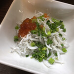 居喰処 光 - 2020/10/02
      日替り 豚生姜焼定食 500円
      小鉢 釜揚げシラスとイクラ
      ✳︎マグロ赤身 サービス