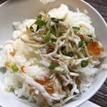居喰処 光 - 2020/10/02
      日替り 豚生姜焼定食 500円
      小鉢 釜揚げシラスとイクラ
      ✳︎マグロ赤身 サービス