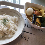 Kuu - エビ餃子とニラ餃子のエビスープカレー(+半熟卵とチーズのトッピング)