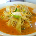 中華料理 鳳凰 - 野菜が豊富です。具は、キャベツ、もやし、韮、木耳、人参、卵、豚肉少々。栄養バランスがとれててカラダに良いですね。