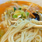 中華料理 鳳凰 - ぐんぐんと食べ進めます。どんどんと美味しさが膨(ふく)らむよ。なかなか他所(よそ)では体験できない美味しさです。